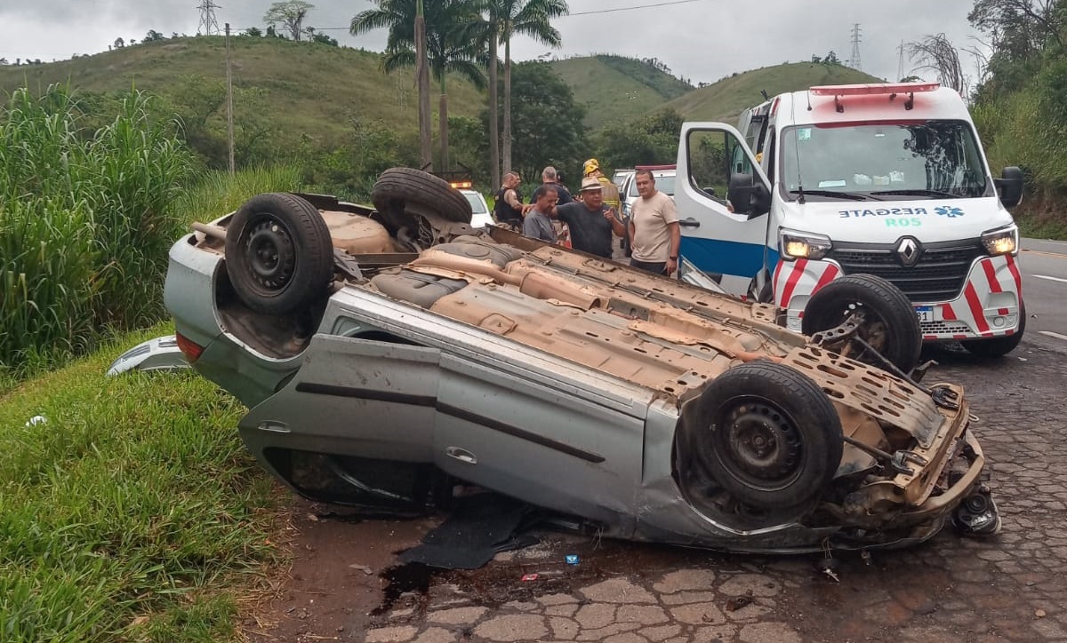 Motorista fica ferido após capotar carro na BR-040 próximo a ArcelorMittal em Juiz de Fora
